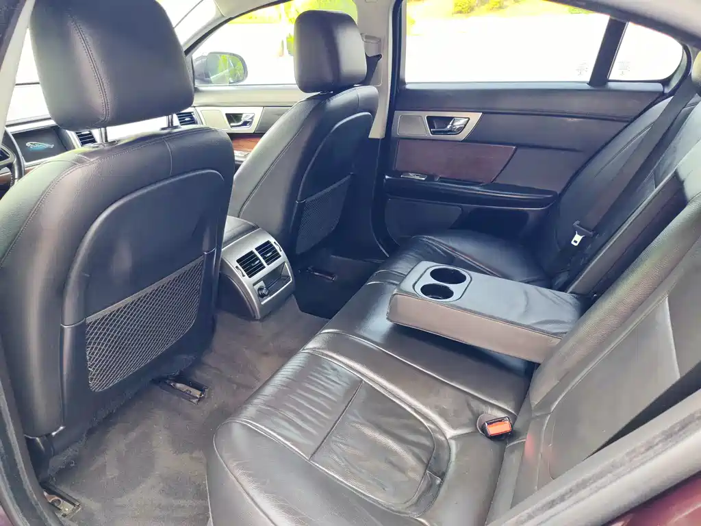 Jaguar XF 2015 — фото 15