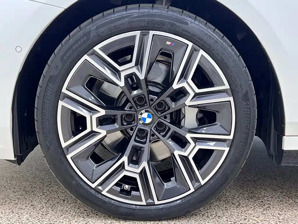 BMW 5 Series 2025 — фото 11