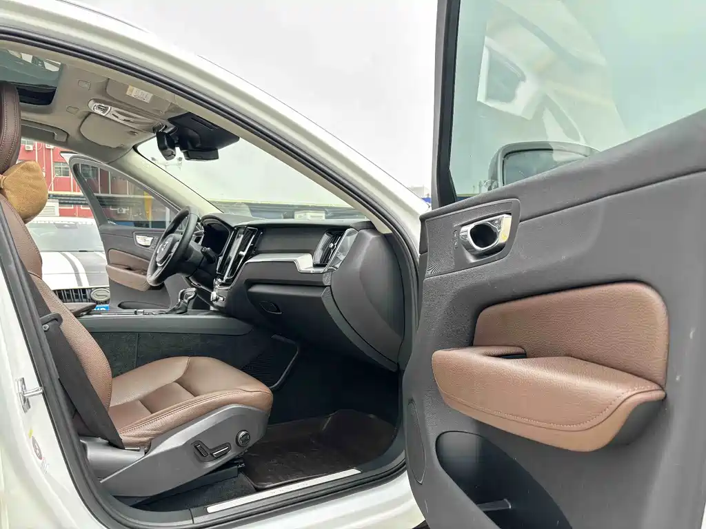 Volvo XC60 2019 — фото 14