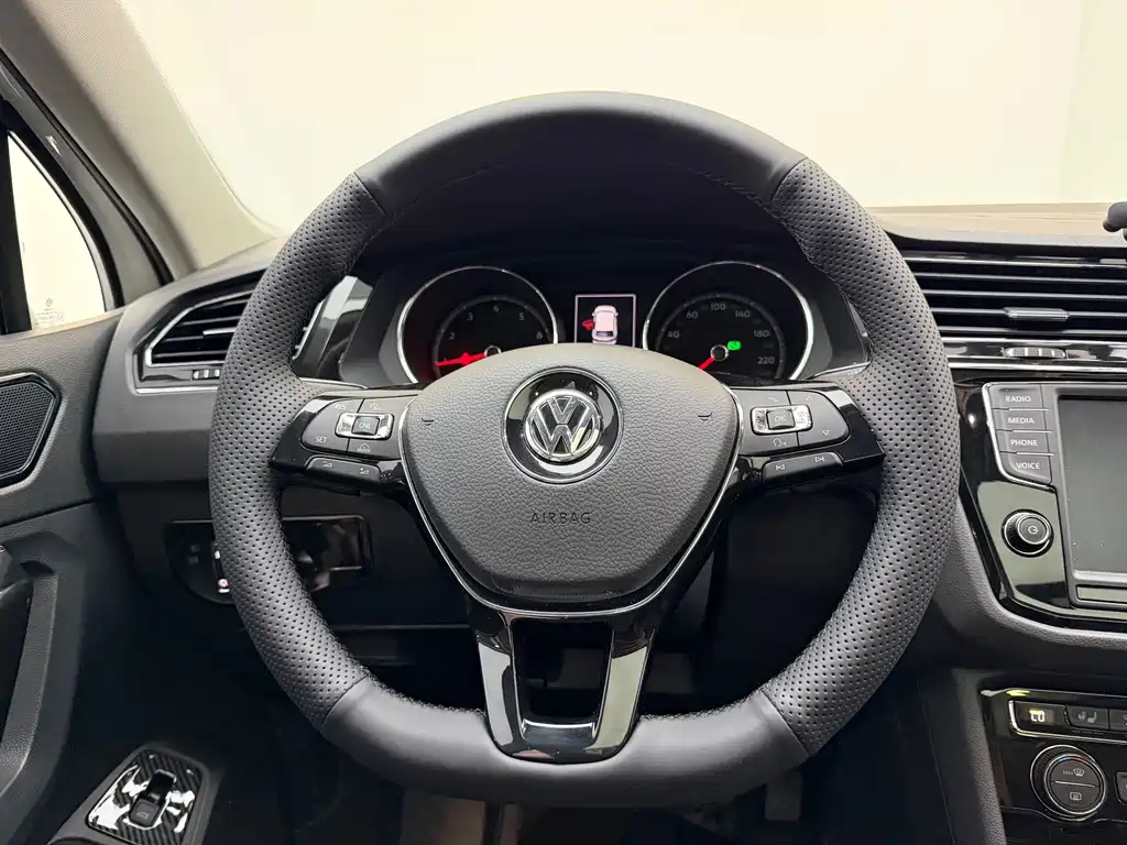 Volkswagen Tiguan L 2017 — фото 13