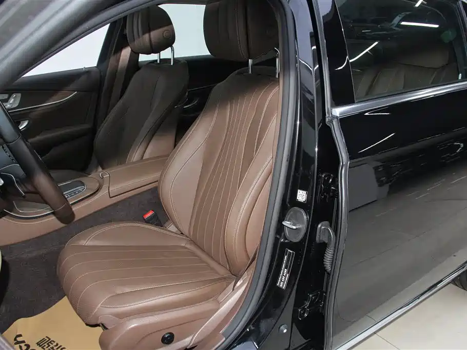 Mercedes-Benz E-Class 2023 — фото 17