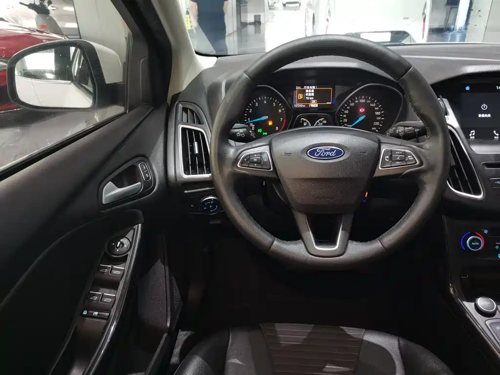 Ford Focus 2018 — фото 21