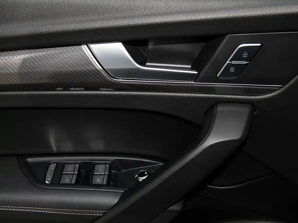 Audi Q5L 2024 — фото 28