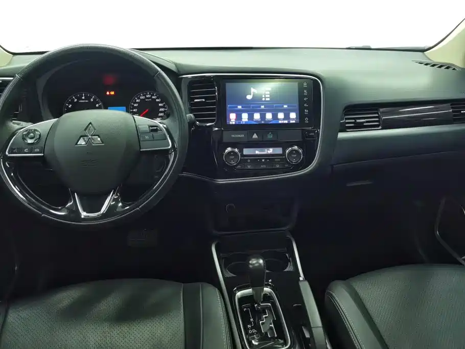 Mitsubishi Outlander 2018 — фото 12