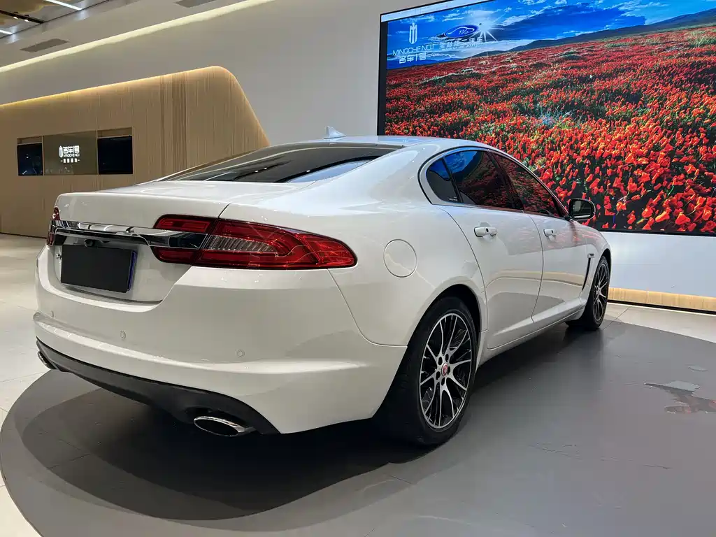 Jaguar XF 2015 — фото 6
