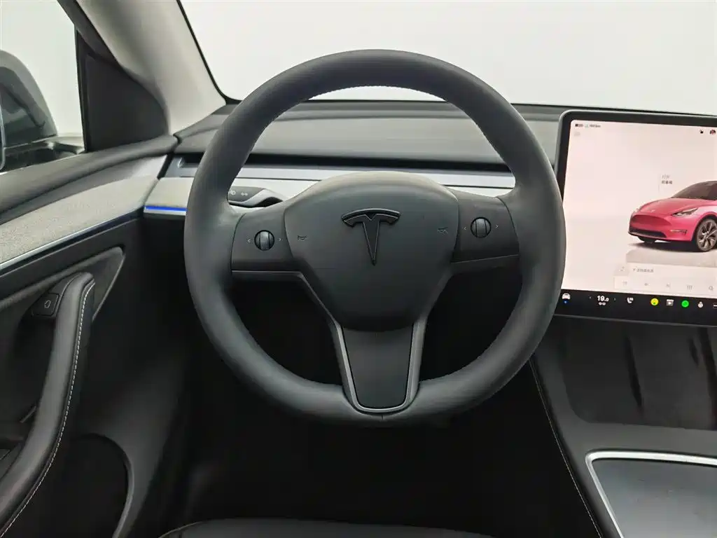 Tesla Model Y 2025 — фото 11