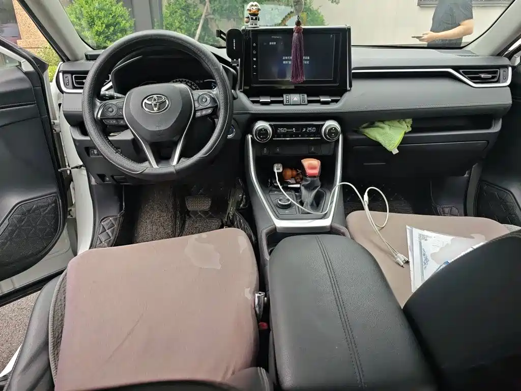 Toyota RAV4 2021 — фото 10