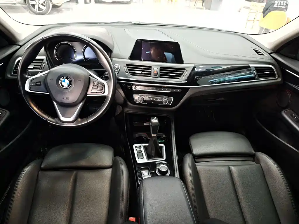 BMW 1 Series 2018 — фото 13