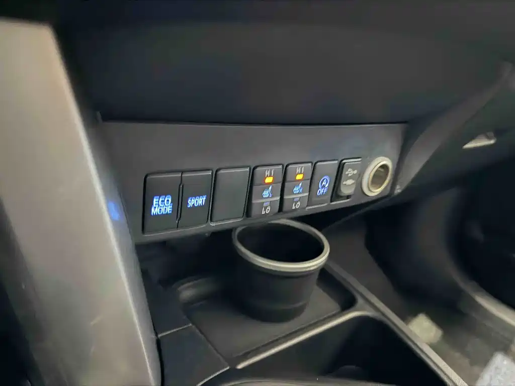 Toyota RAV4 2018 — фото 10