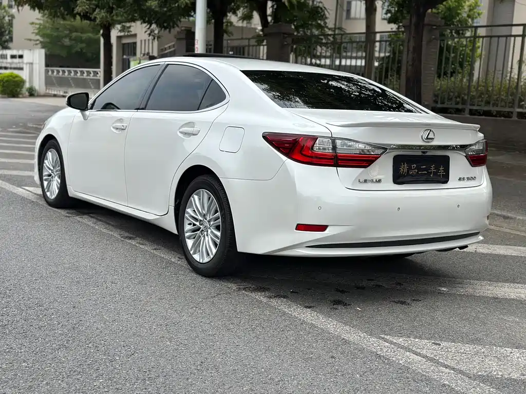 Lexus ES 2017 — фото 14