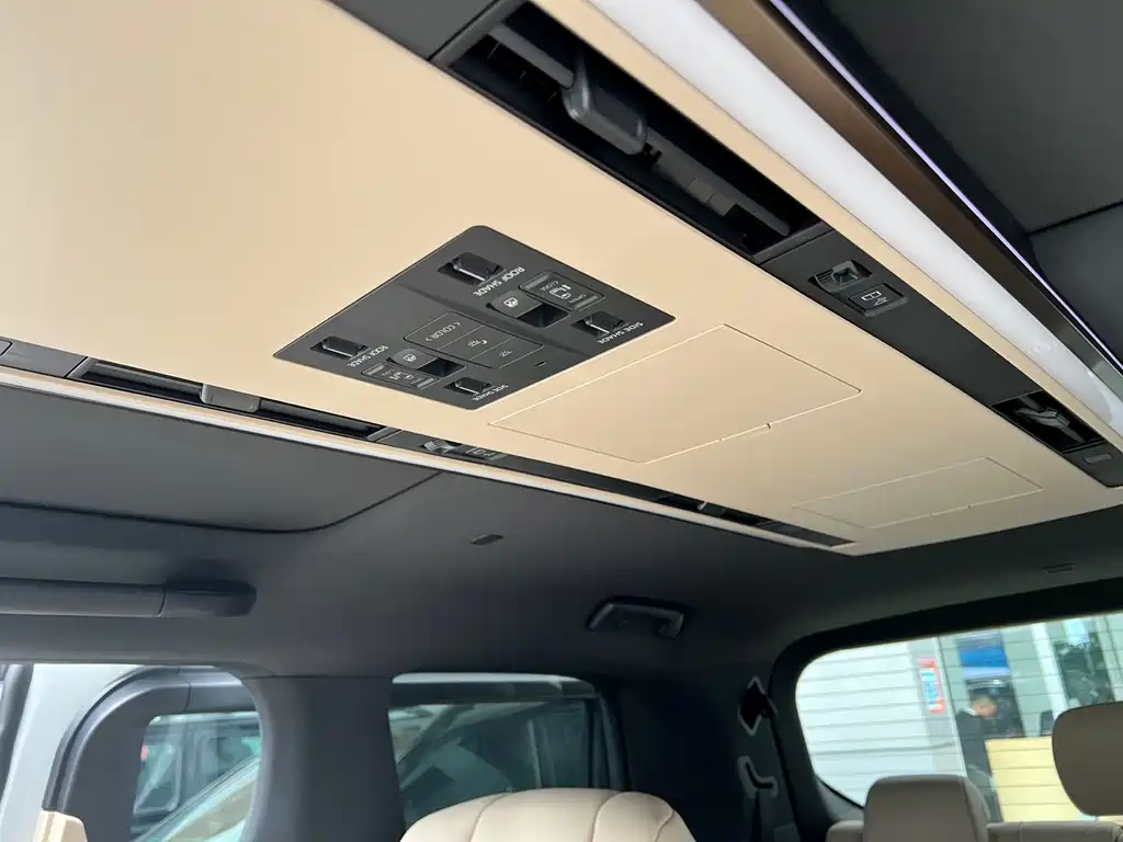 Toyota Alphard — фото 11
