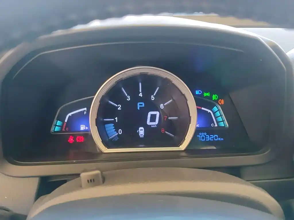 Luxgen You6 SUV 2015 — фото 12
