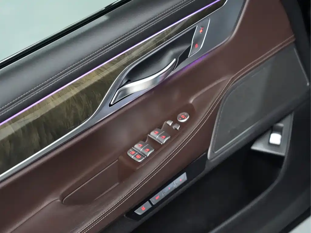 BMW 7 Series 2018 — фото 14