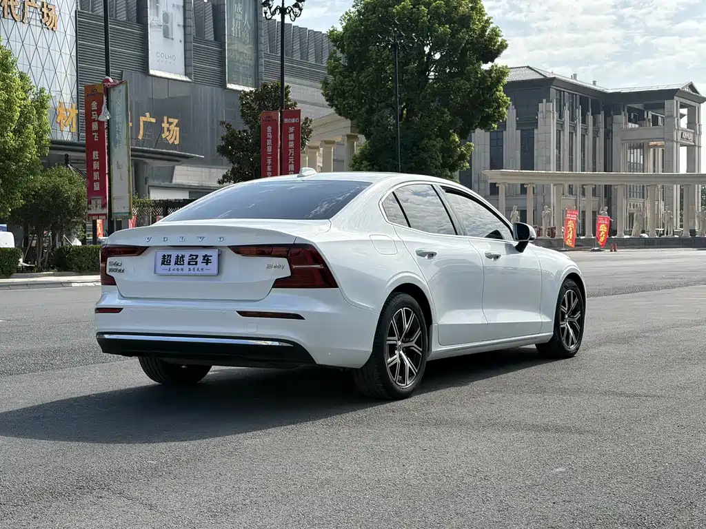 Volvo S60 2023 — фото 14