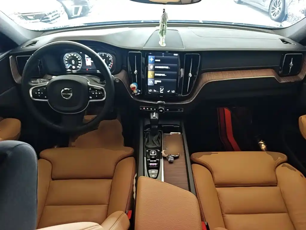 Volvo XC60 2018 — фото 10