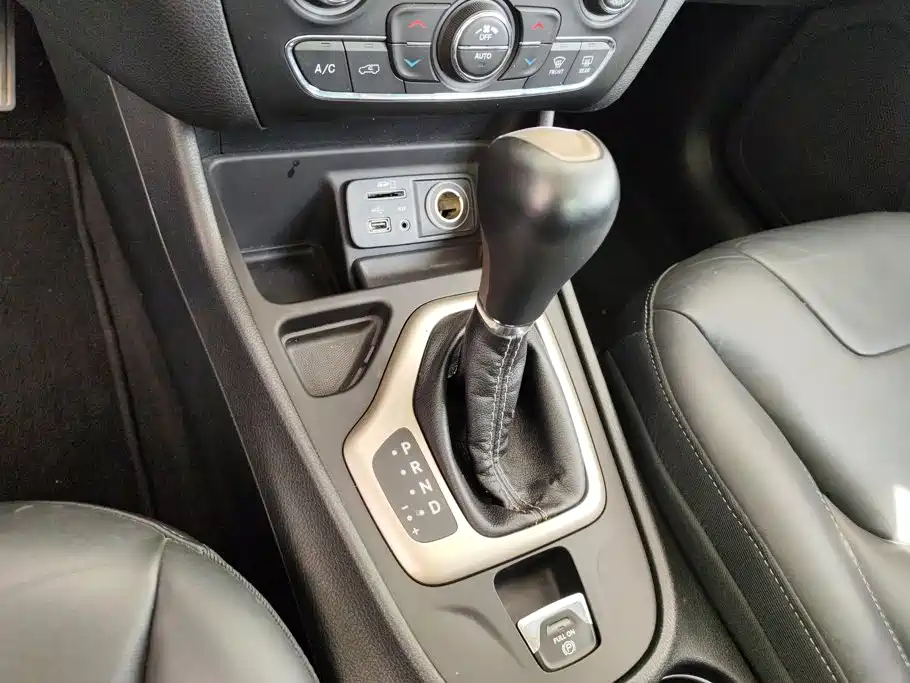 Jeep Cherokee 2017 — фото 15