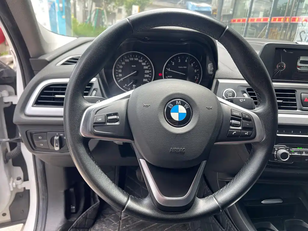 BMW 1 Series 2018 — фото 9