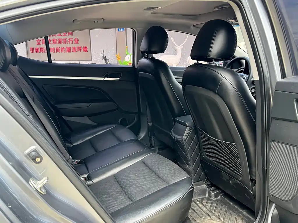 Hyundai Elantra 2018 — фото 17