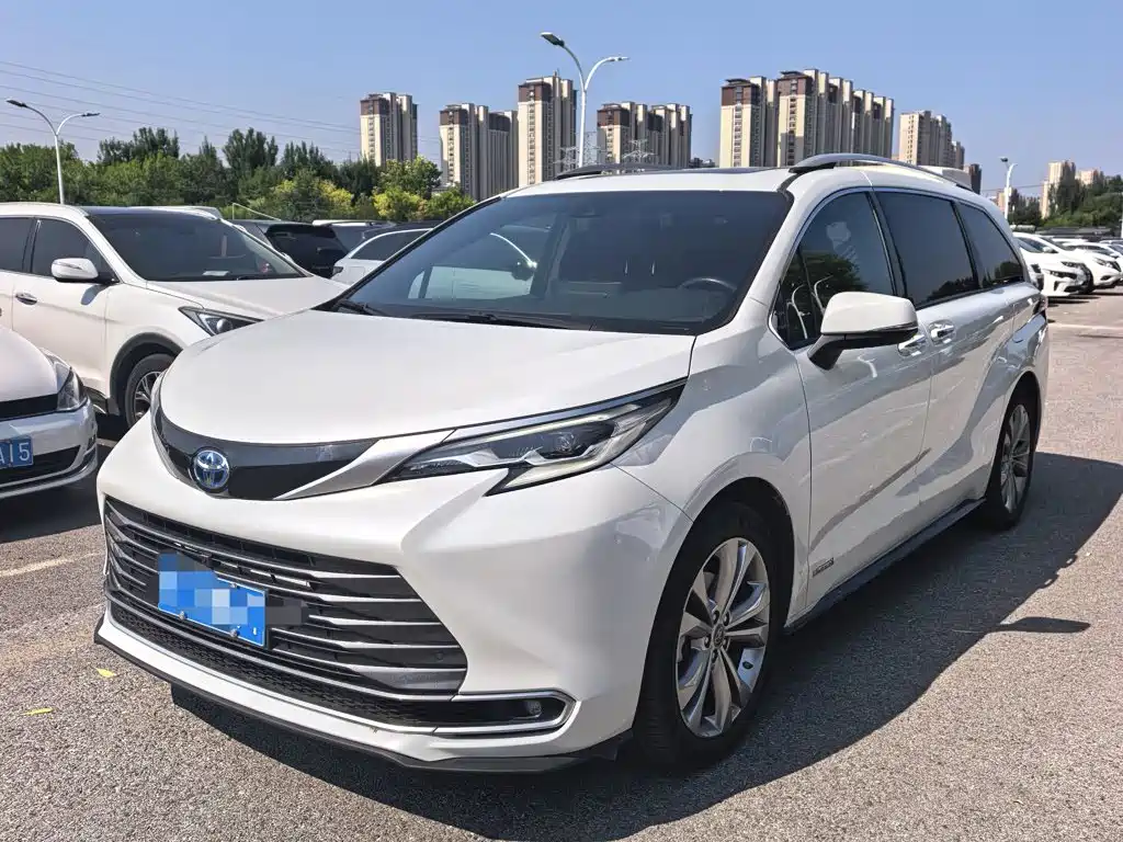 Toyota Sienna 2023 — фото 1