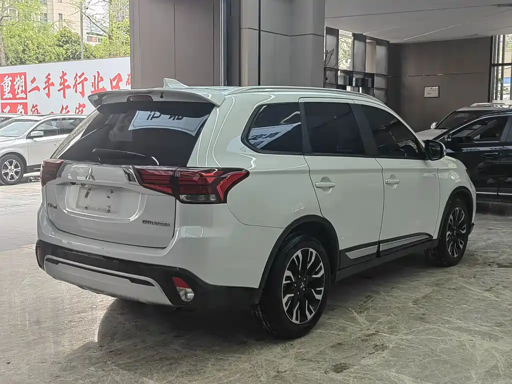 Mitsubishi Outlander 2020 — фото 6