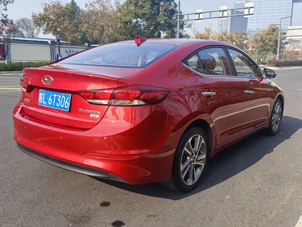 Hyundai Elantra 2018 — фото 18