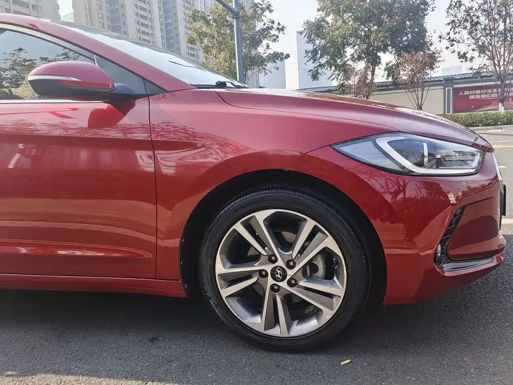 Hyundai Elantra 2018 — фото 16