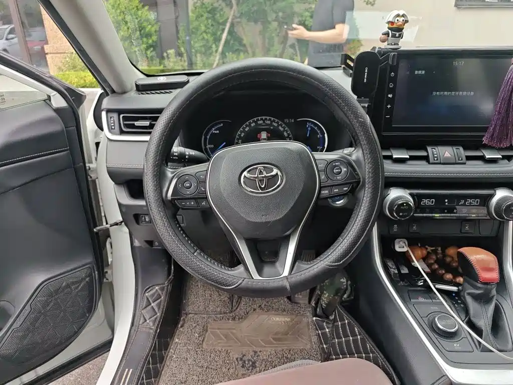 Toyota RAV4 2021 — фото 11