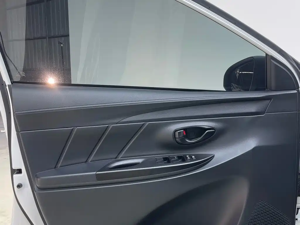 Toyota Yaris L 2023 — фото 16