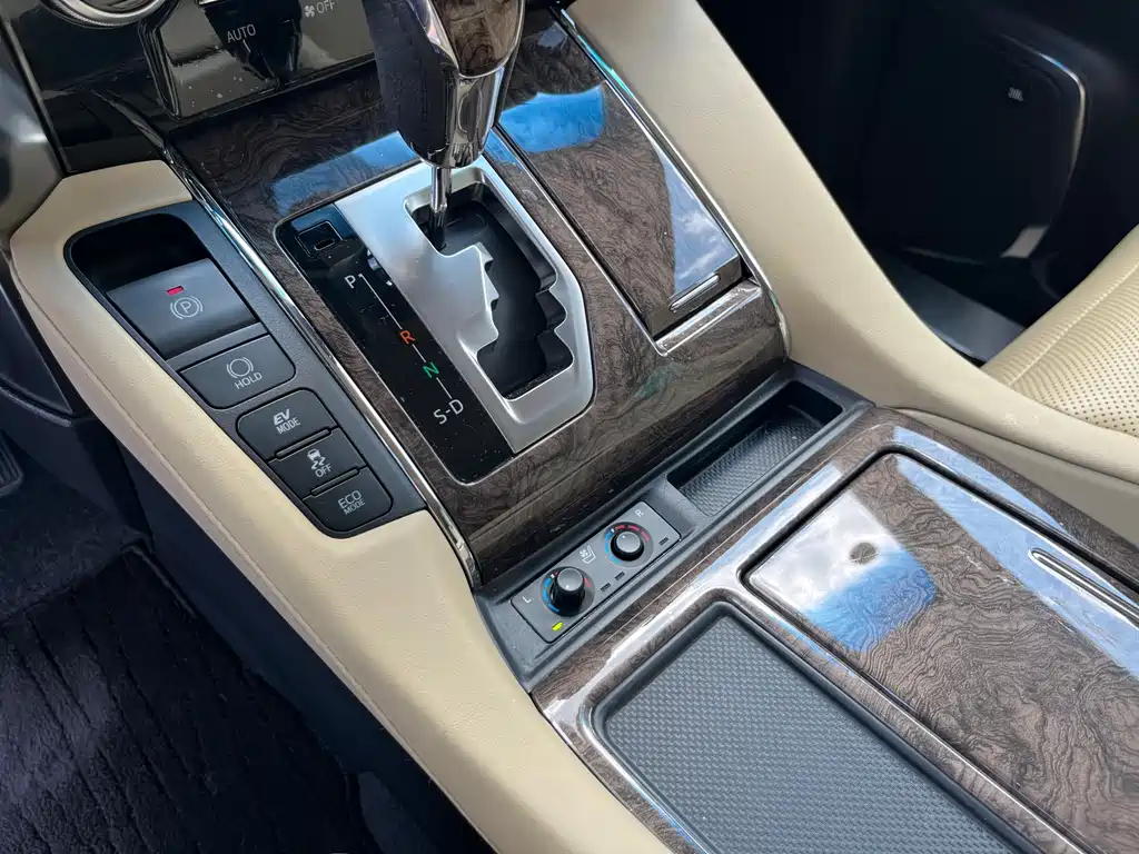 Toyota Vellfire 2023 — фото 17