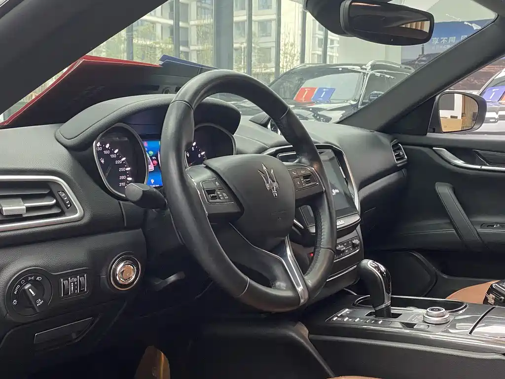 Maserati Ghibli 2017 — фото 10