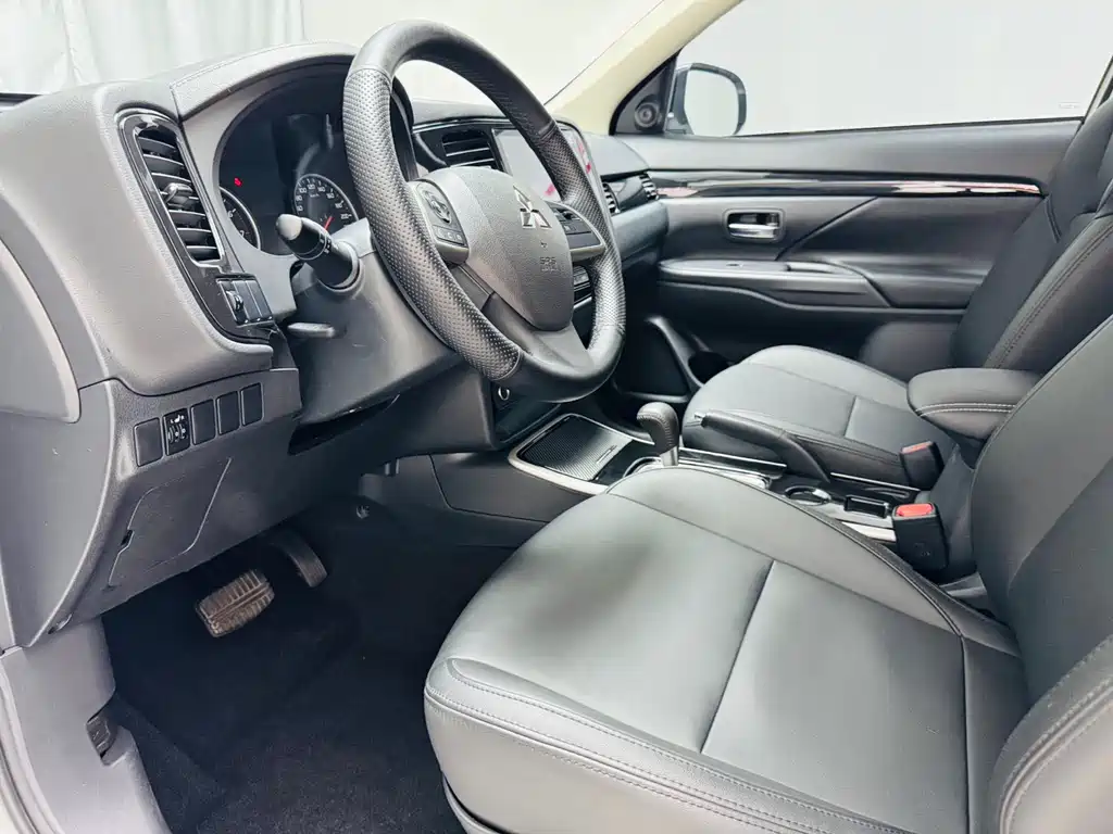 Mitsubishi Outlander 2021 — фото 11