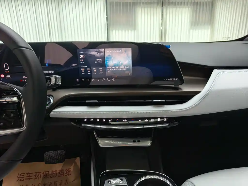 Cadillac GT4 2025 — фото 14