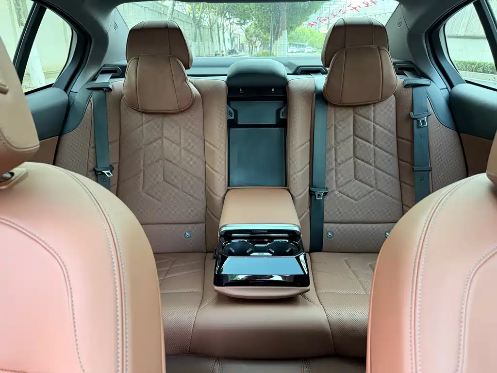 BMW 5 Series 2025 — фото 15