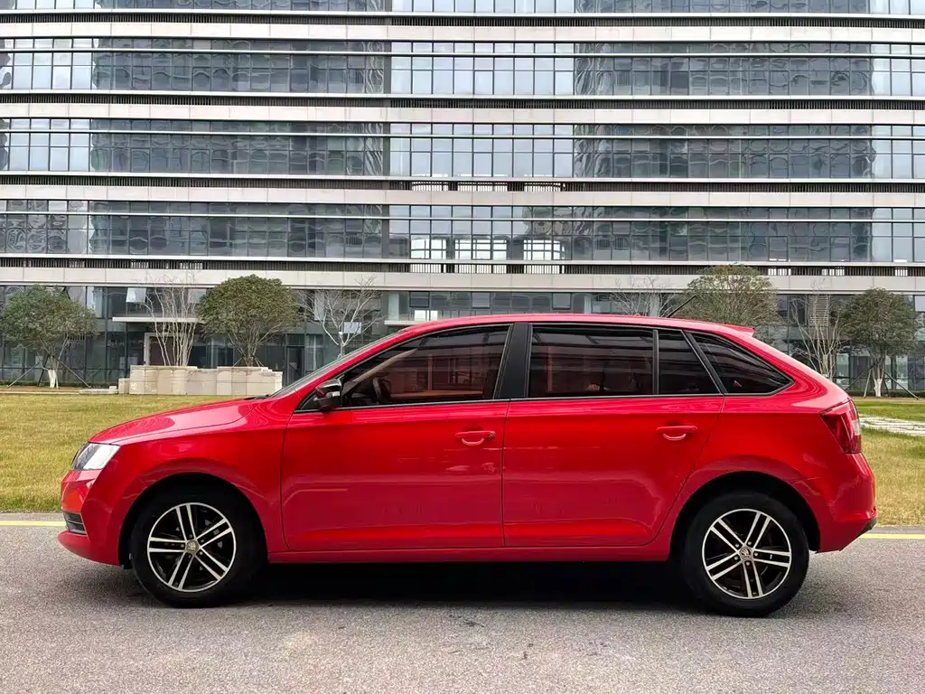 Skoda Rapid Spaceback 2018 — фото 4
