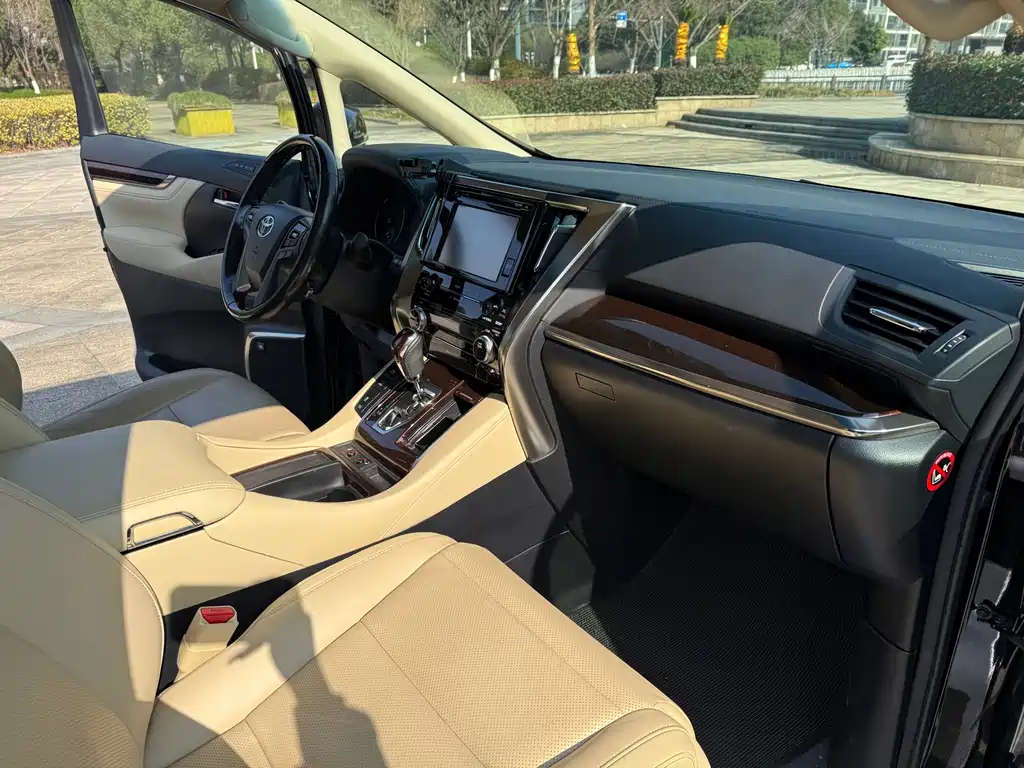 Toyota Alphard 2017 — фото 9