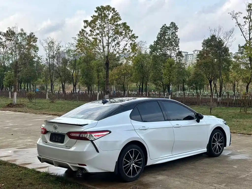 Toyota Camry 2022 — фото 9