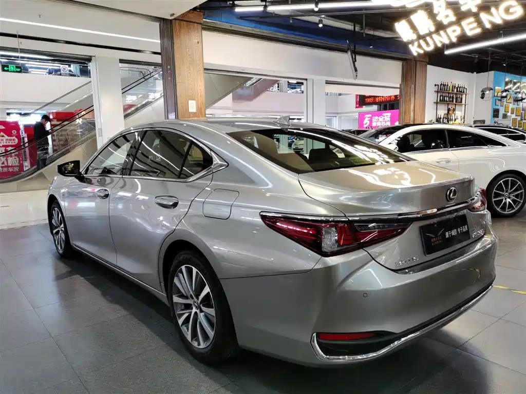 Lexus ES 2018 — фото 3