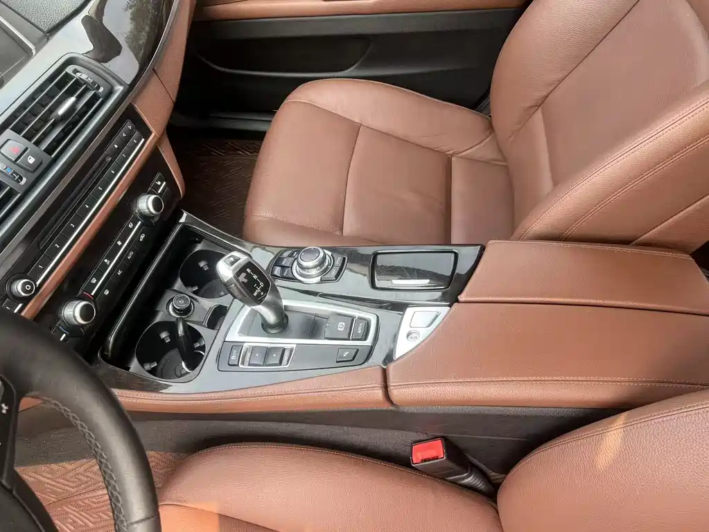 BMW 5 Series 2015 — фото 14