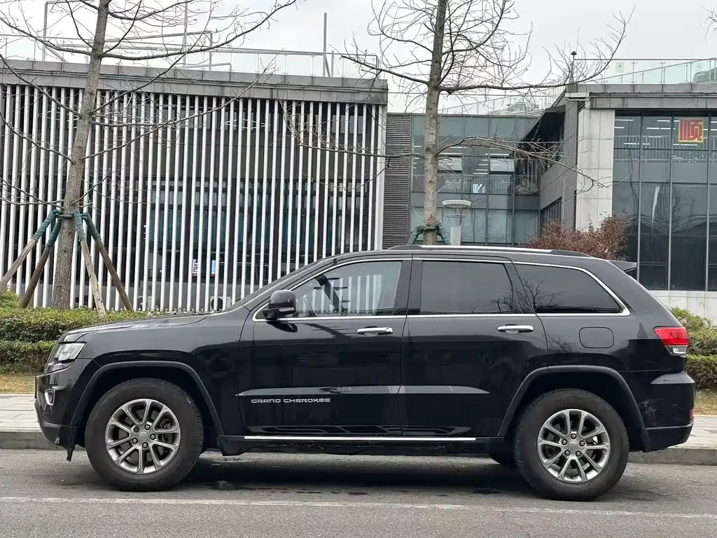 Jeep Grand Cherokee 2017 — фото 8