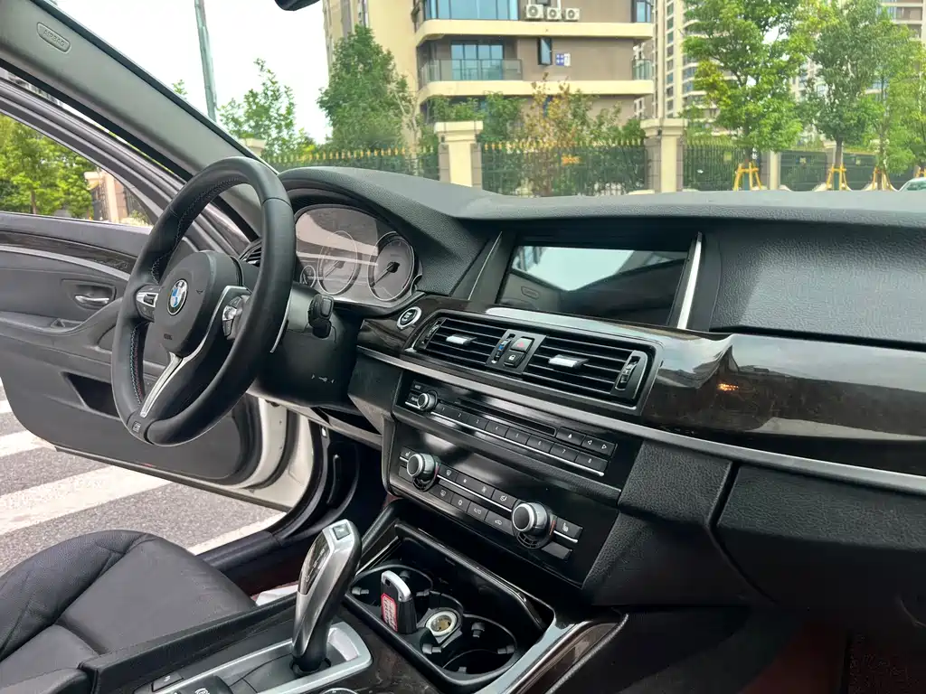 BMW 5 Series 2012 — фото 12