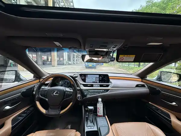 Lexus ES 2019