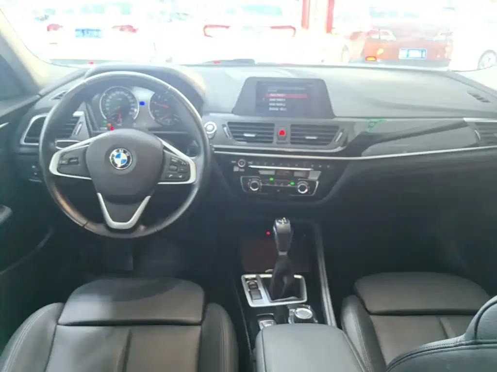 BMW 1 Series 2018 — фото 10