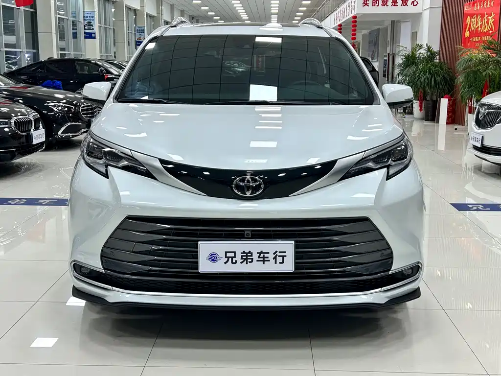 Toyota Sienna 2024 — фото 1