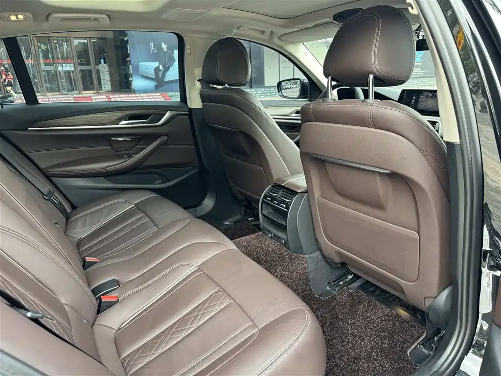 BMW 5 Series 2019 — фото 10