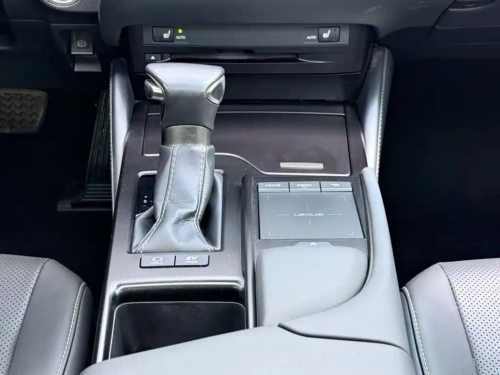 Lexus ES 2020 — фото 12