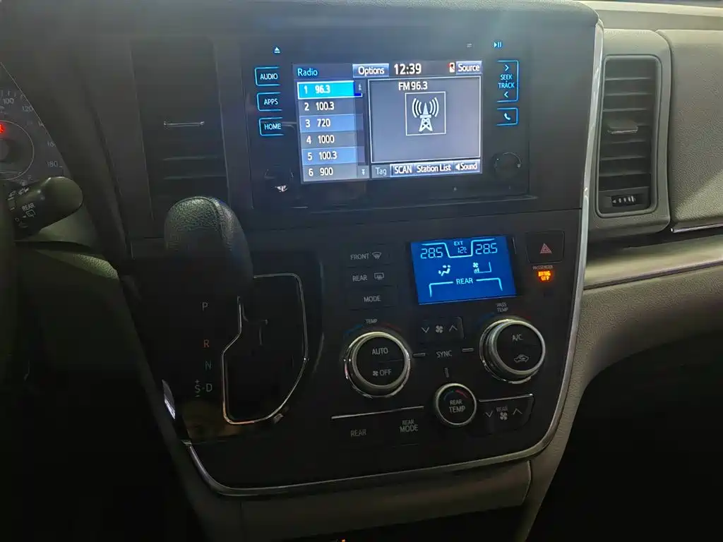 Toyota Sienna 2017 — фото 10