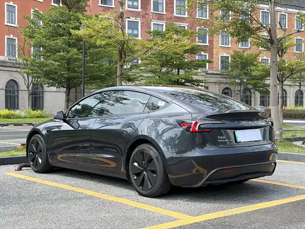 Tesla Model 3 2024