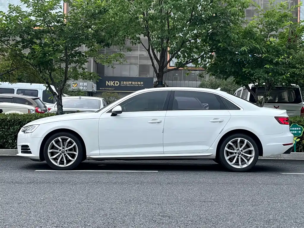 Audi A4L 2018 — фото 3