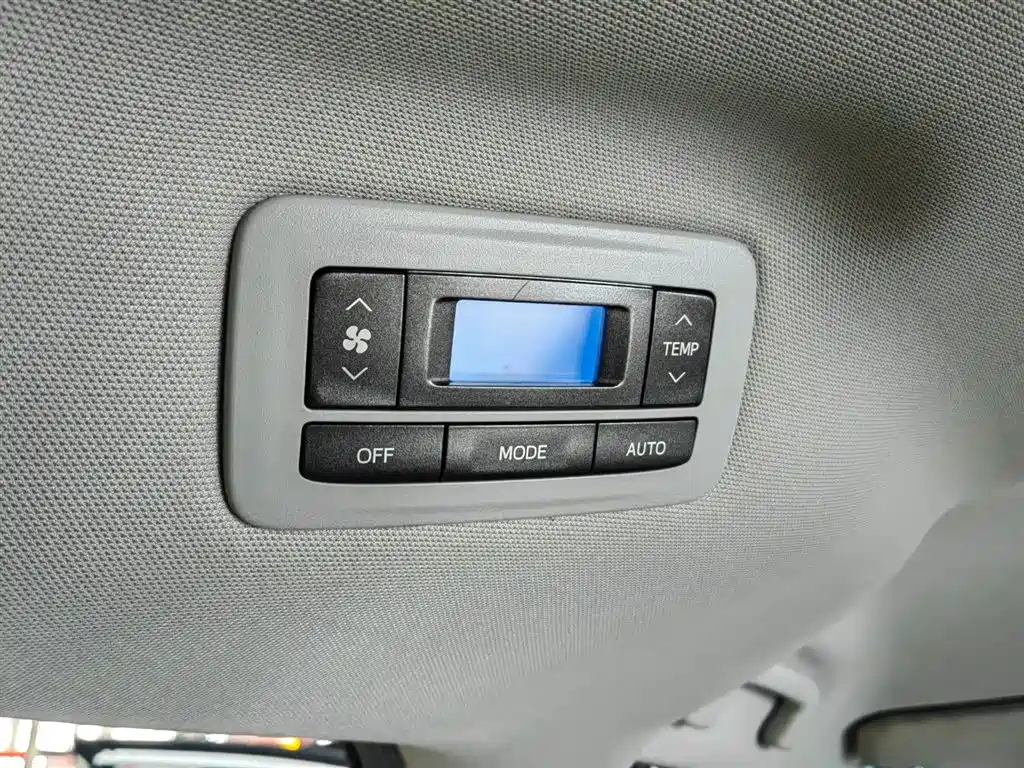 Toyota Sienna 2017 — фото 13