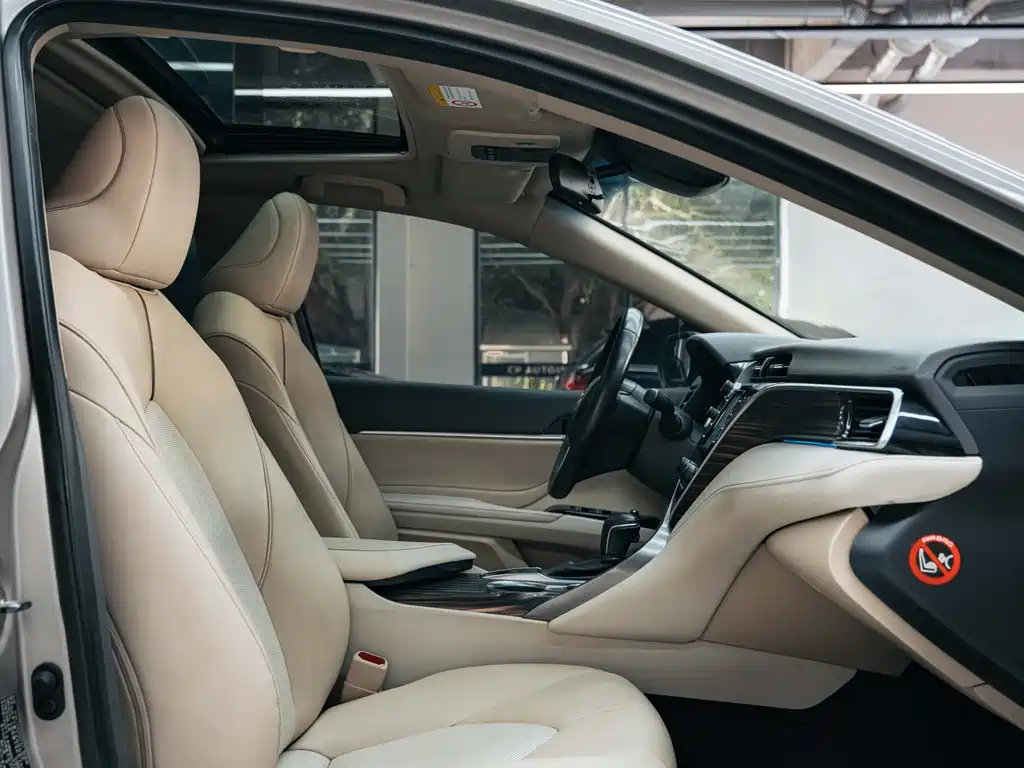 Toyota Camry 2018 — фото 11